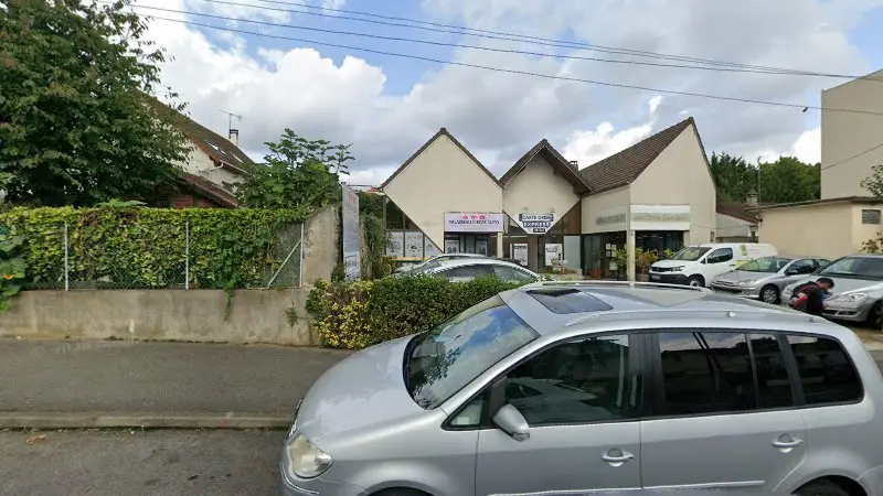Vue de la rue devant Palaiseau Pièces Auto, Palaiseau