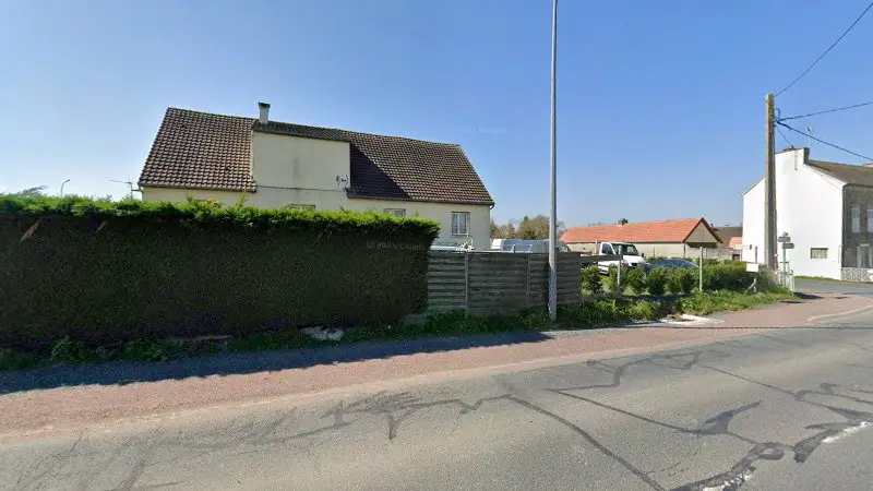 Vue de la rue devant GARAGE DES PETITS CARREAUX, Le Molay-Littry
