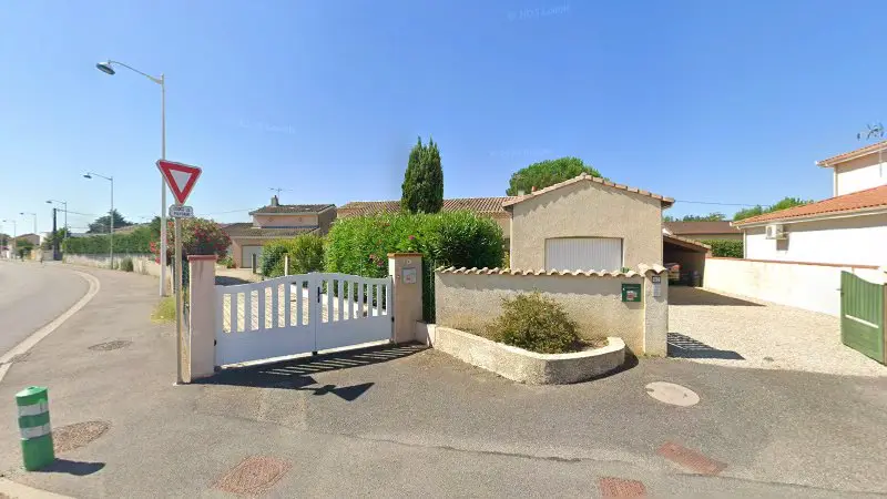 Vue de la rue devant Garage de l'Avenir, La Salvetat-Saint-Gilles