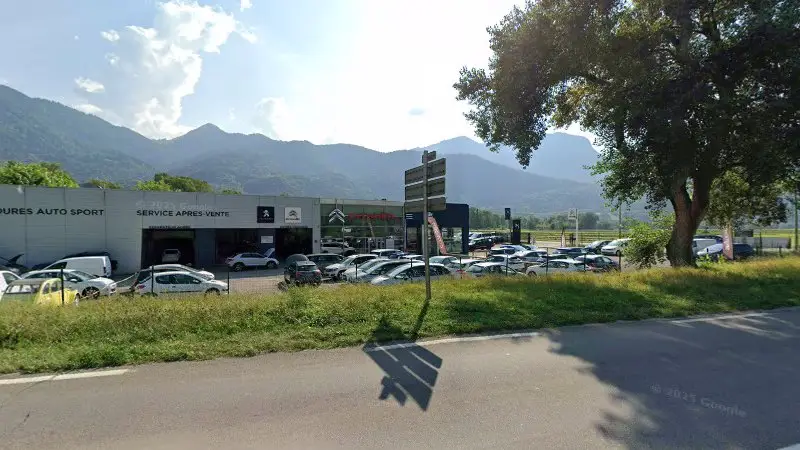 Vue de la rue devant Roures Auto Sport, Faverges-Seythenex