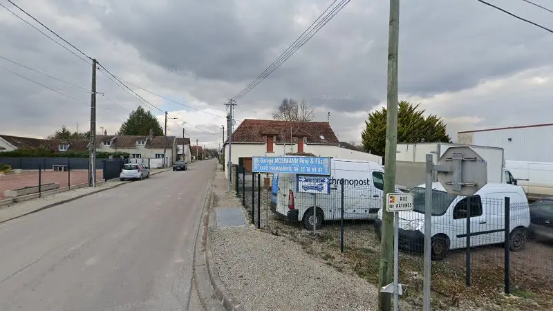 Vue de la rue devant Garage MOSIMANN père et fils, Saint-Lyé