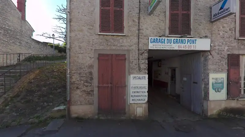 Vue de la rue devant Garage du Grand Pont, Nemours
