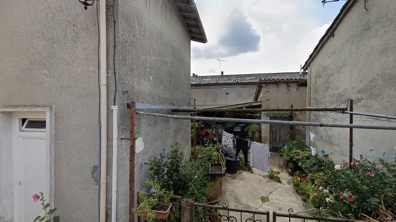 Vue de la rue devant Garage Moreau - Tracteur et motoculture, Échourgnac