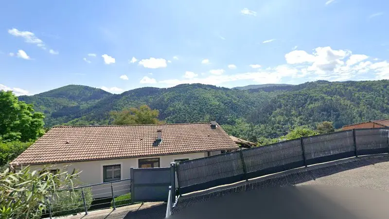 Vue de la rue devant Crouzet Philippe, Les Ollières-sur-Eyrieux