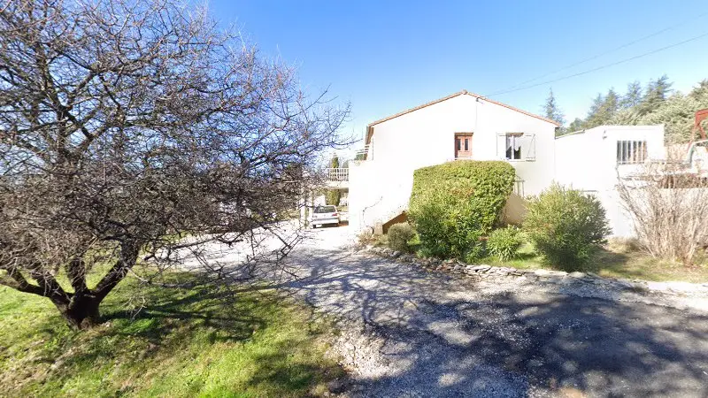 Vue de la rue devant Delamarre et Fils, Mallefougasse-Augès