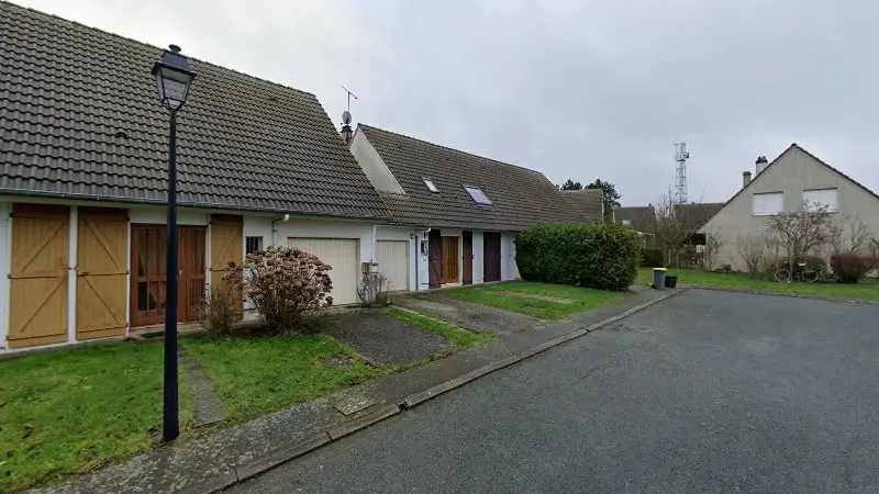 Vue de la rue devant jf service Décalaminage moteurs, Le Coudray-Saint-Germer