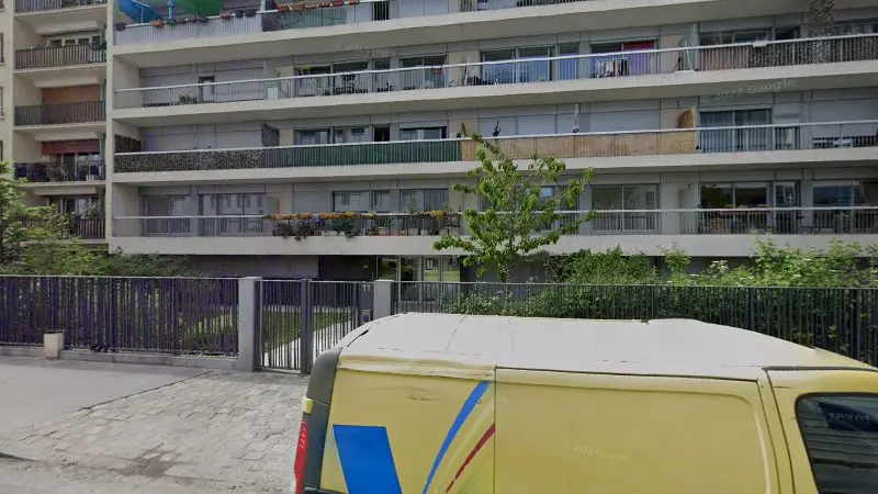 Vue de la rue devant Henri Jean François, Courbevoie