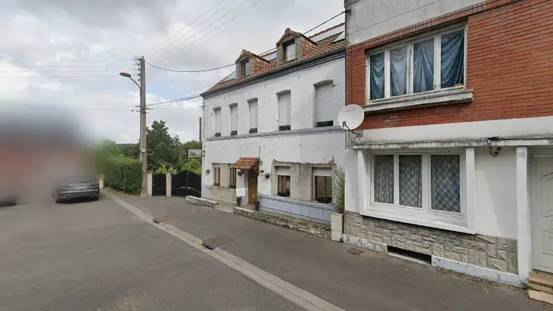 Vue de la rue devant Garage Masclet, Calonne-Ricouart