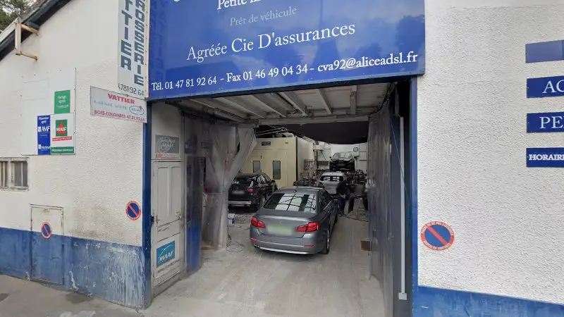 Vue de la rue devant Carrosserie Vattier Automobile. Carrosserie, peinture, entretien et restauration auto., Bois-Colombes
