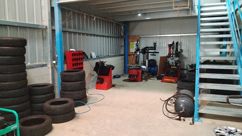 Photo publiée sur la fiche Google de tz auto pneu garage montage de pneus, Méré