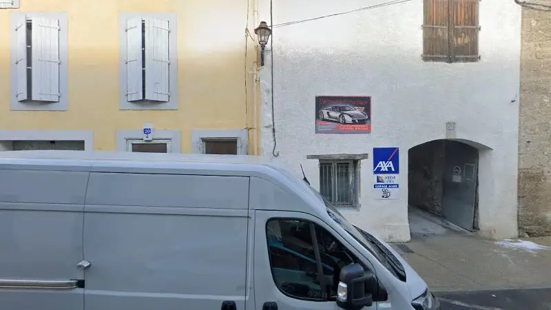 Vue de la rue devant Carrosserie Nissanaise, Nissan-lez-Enserune