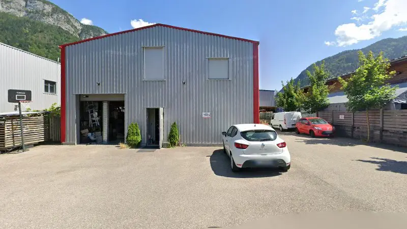 Vue de la rue devant Carrosserie BIBOLLET, Thônes