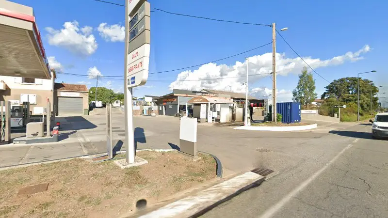 Vue de la rue devant Nokian Tyres Pneus Services, San-Giuliano
