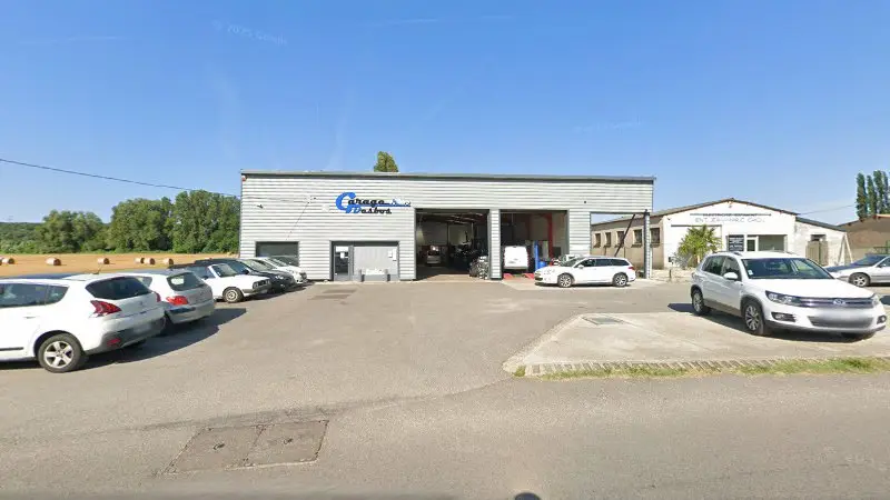 Vue de la rue devant Garage Desbos, Clérieux