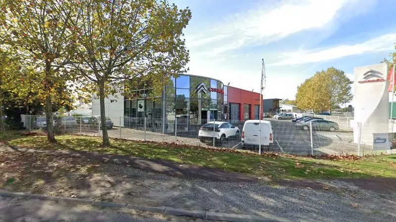 Vue de la rue devant GARAGE GILLES DUCHON - PEUGEOT SOUSTONS, Soustons