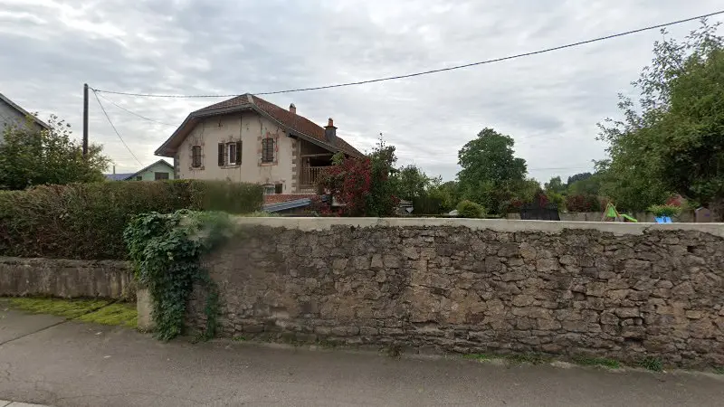 Vue de la rue devant Dépanne Rétro Mobile, Provenchères-et-Colroy