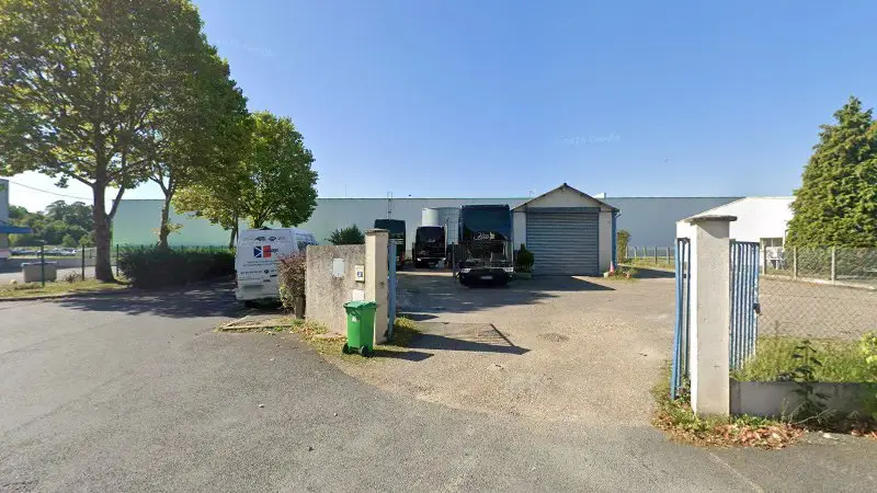 Vue de la rue devant AD Carrosserie et Garage Expert RB, Beaumont-sur-Oise