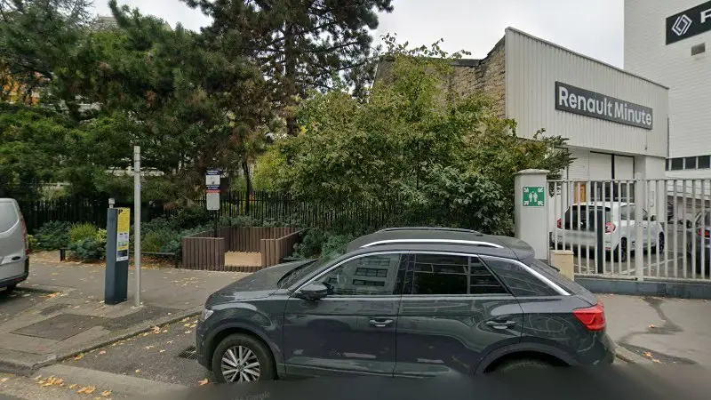 Vue de la rue devant RENAULT COURBEVOIE - ATELIER CAROSSERIE MECANIQUE, Courbevoie