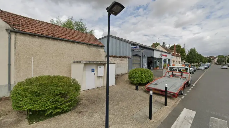 Vue de la rue devant Garage Du Mail - Citroën, Beaune-la-Rolande