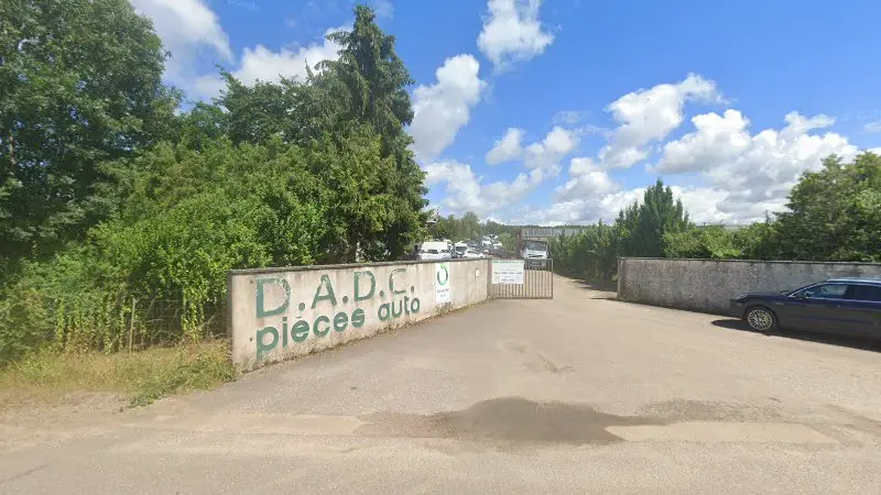 Vue de la rue devant Démolition Automobiles Della Casa, Le Montsaugeonnais