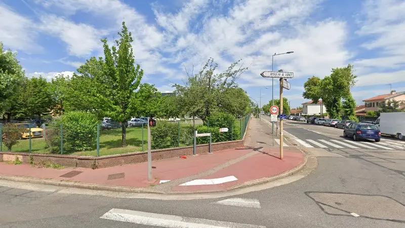 Vue de la rue devant traceur Voiture Isa, Vénissieux