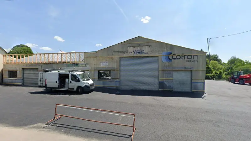Vue de la rue devant Garage mécanique agricole Le Gloannec, Corlay