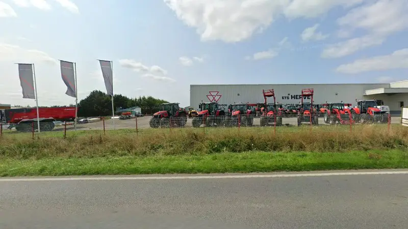 Vue de la rue devant Massey Ferguson 5asna 4 chfthom fi vido, Plumaudan