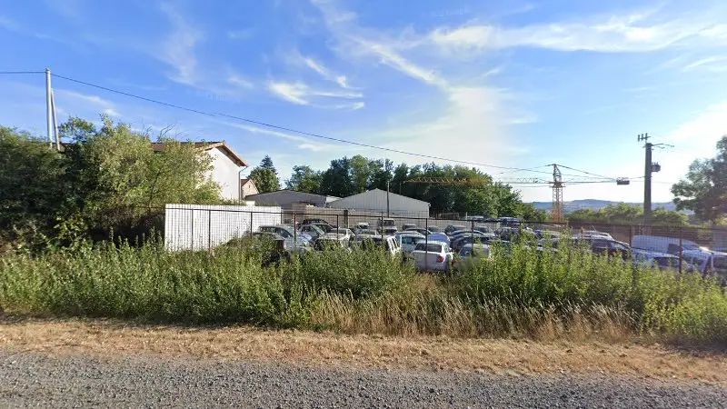 Vue de la rue devant Véri Casse Sarl, Saint-Symphorien-de-Lay