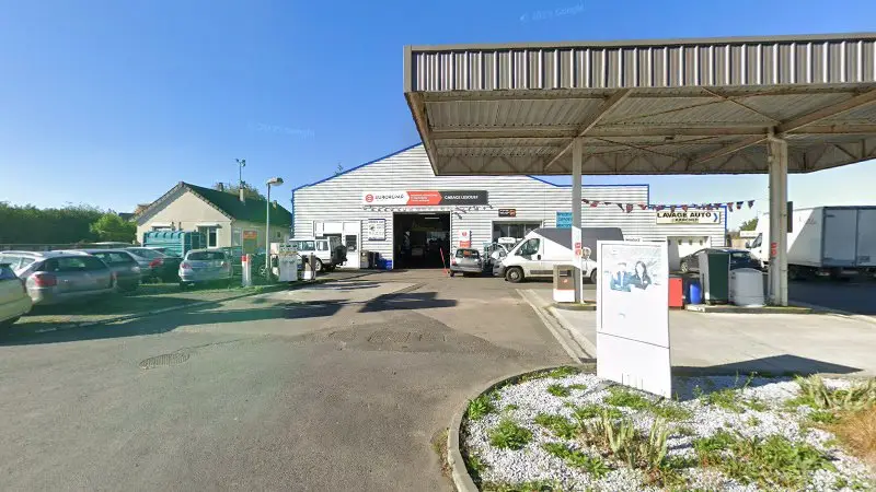 Vue de la rue devant Plommee Lesouef, Quettreville-sur-Sienne
