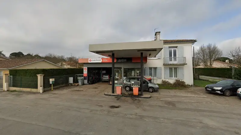 Vue de la rue devant Eurorepar Auto Station Service, Cestas