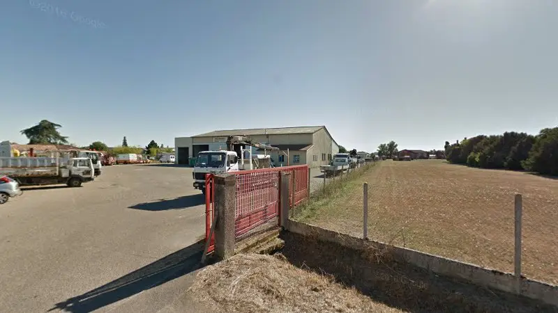 Vue de la rue devant Tonneins Poids Lourds Garage verdier (SA), Tonneins