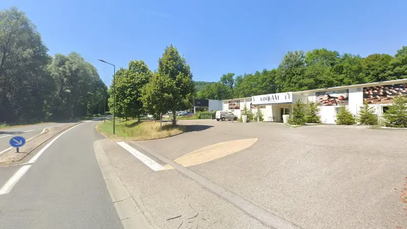 Vue de la rue devant Garage des Rieux, Saint-Geoire-en-Valdaine