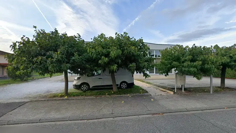Vue de la rue devant Saint Amand Service France, Montrabé