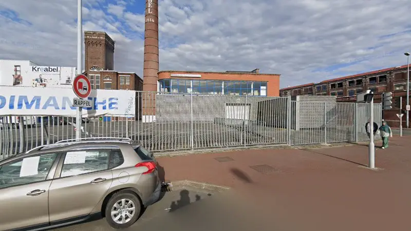 Vue de la rue devant Garage voiture sans permis, Tourcoing