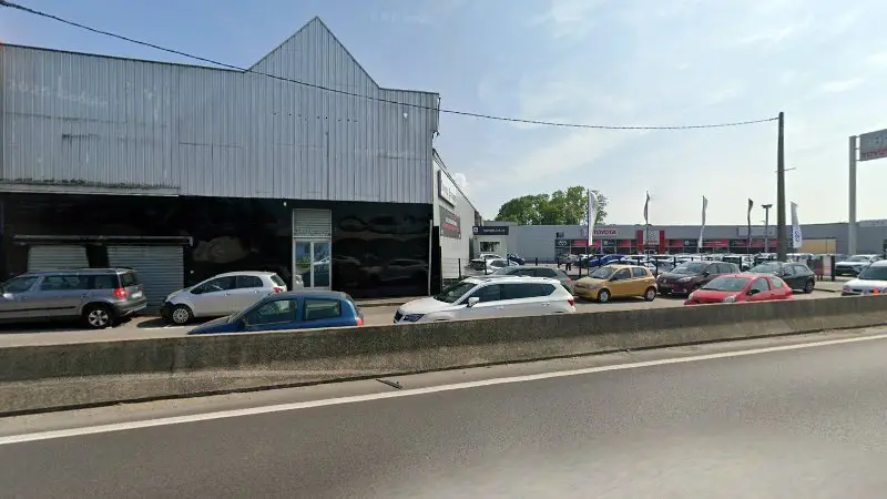 Vue de la rue devant Toyota Service, La Verrière