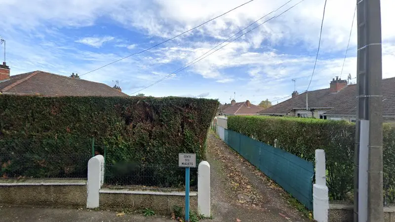 Vue de la rue devant Sos Remorquage Manu, Oissel