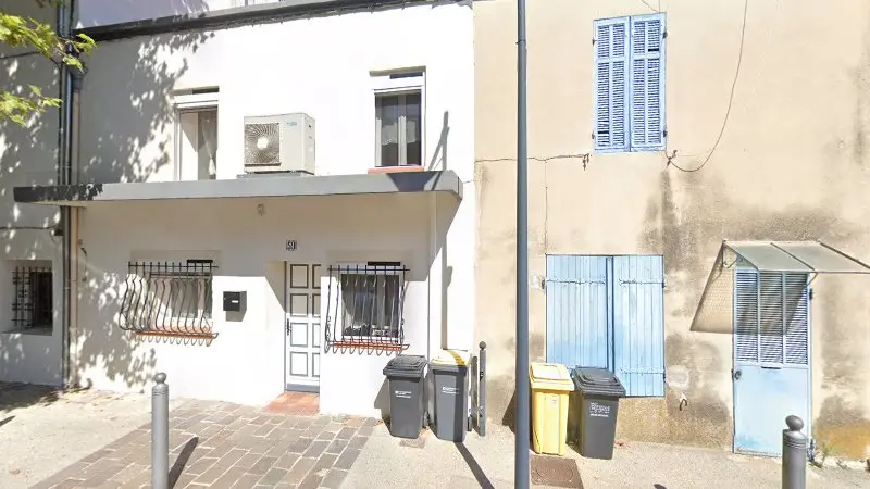 Vue de la rue devant Salerian Krikor, Gignac-la-Nerthe