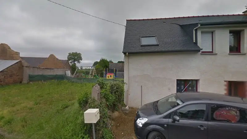 Vue de la rue devant Sauvaget Ange, Marcillé-Raoul