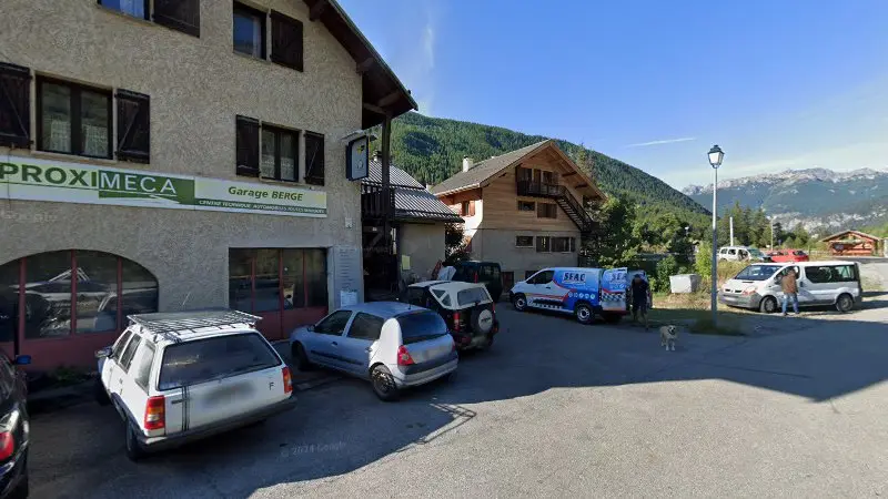 Vue de la rue devant Garage Berge, Château-Ville-Vieille