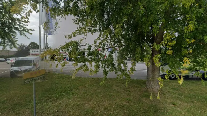 Vue de la rue devant France Pare-Brise - Chez Profil Plus, Neufchâteau