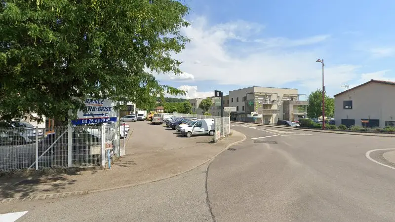 Vue de la rue devant France Pare-Brise - Chez Renault, Châteauneuf-de-Galaure