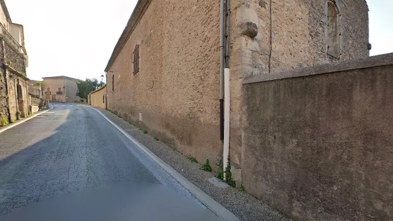 Vue de la rue devant Garage de la Plaine, Castelnau-de-Guers