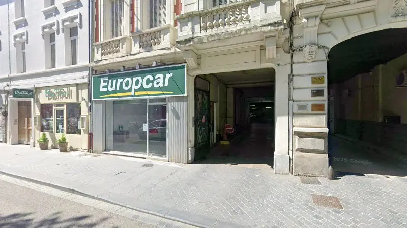 Vue de la rue devant Les Grands Garages de l'Artois, Arras