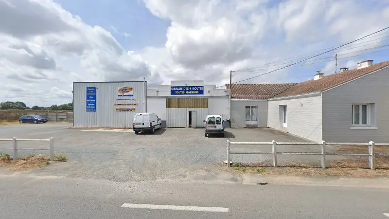 Vue de la rue devant GARAGE DES 4 ROUTES, Villeneuve-en-Retz