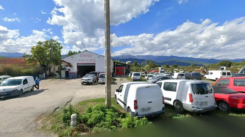 Vue de la rue devant Garage L'abatesco, Serra-di-Fiumorbo