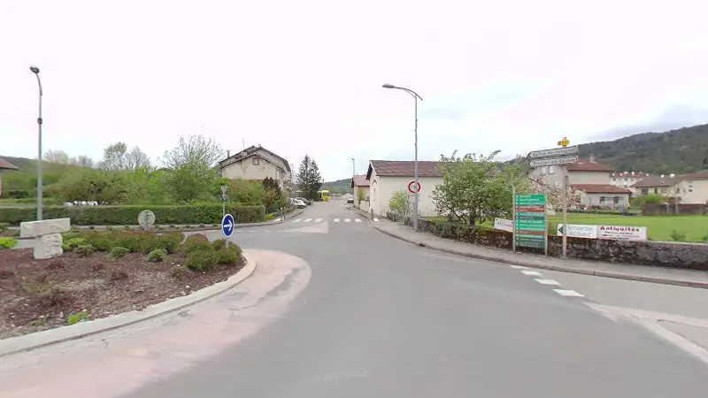 Vue de la rue devant Cars Philibert, Nurieux-Volognat