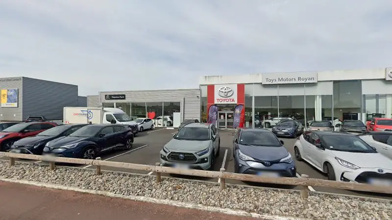 Vue de la rue devant RÉPARATEUR AGRÉÉ LEXUS - TOYS MOTORS ROYAN - Lexus, Royan
