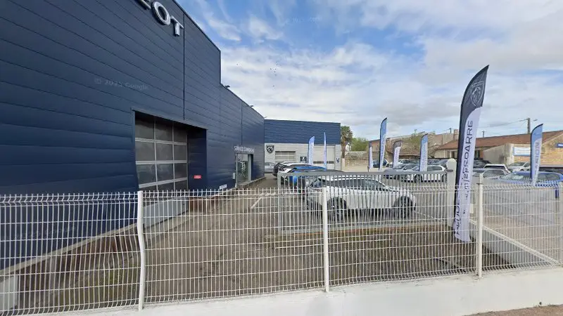 Vue de la rue devant CARROSSERIE AUTO PNEU 33, Lesparre-Médoc