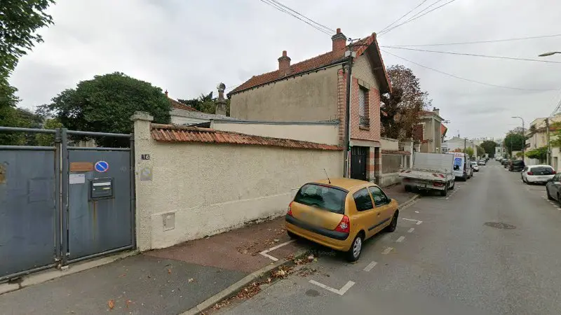 Vue de la rue devant PARIS PRO AUTO NEGOCE, Saint-Maur-des-Fossés