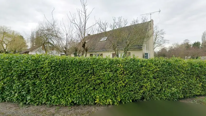 Vue de la rue devant L'Atelier du carrossier, Mesnil-Saint-Laurent